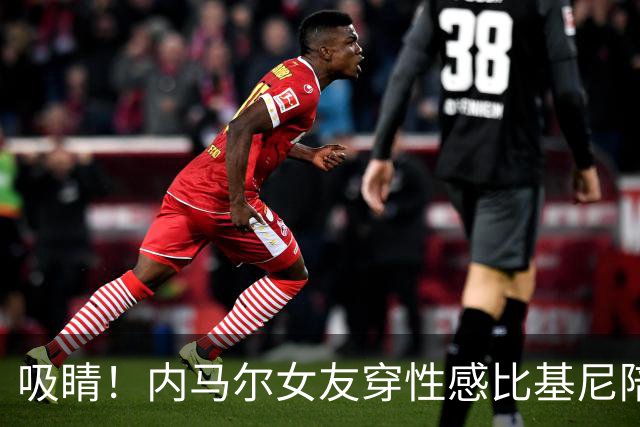 吸睛！内马尔女友穿性感比基尼陪爱犬游泳